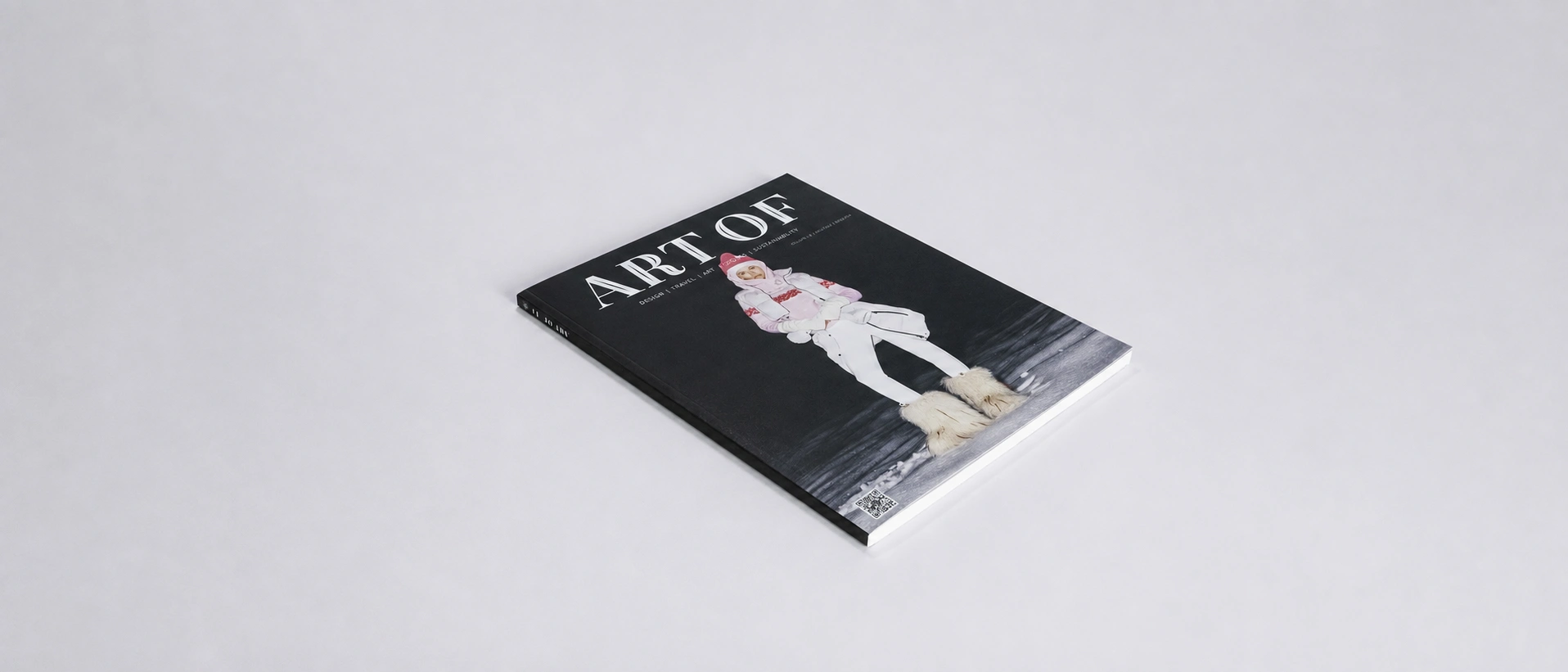 ART OF Magazin mit schwarzem Umschlag und einer Person in weißer Winterkleidung