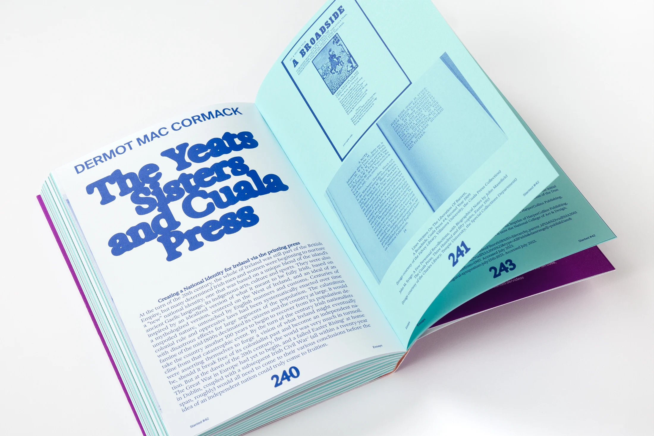 Aufgeschlagenes Magazin mit blauer Typografie und redaktionellen Texten