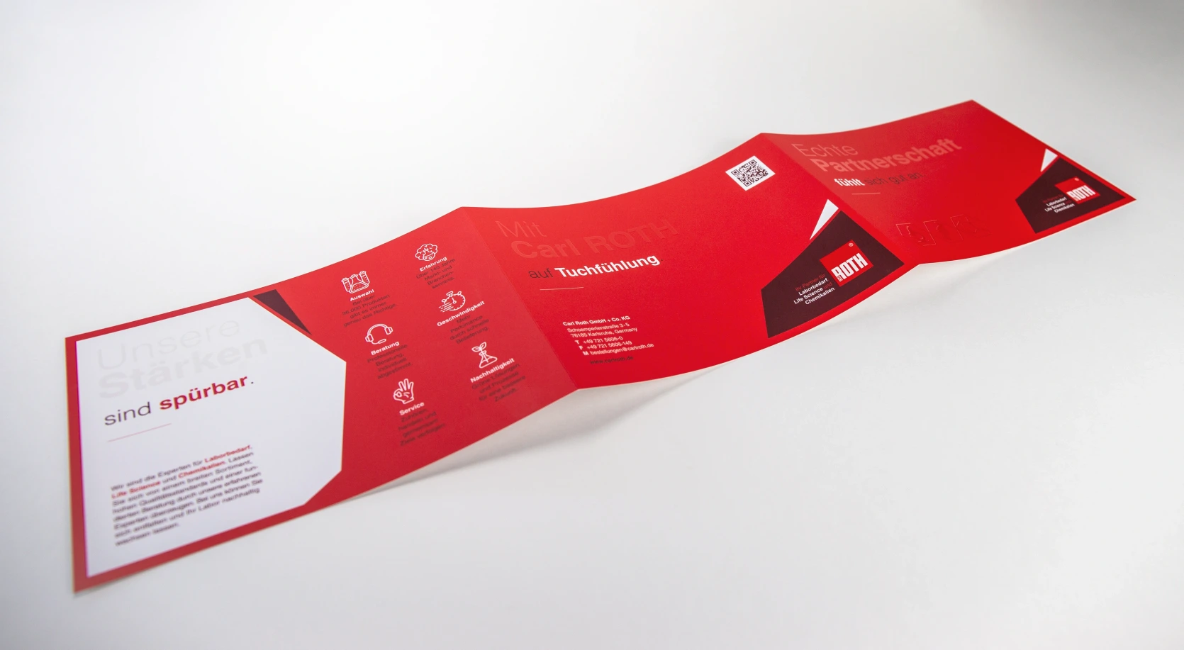 Aufgefaltetes rotes Carl-Roth-Mailing mit mehreren bedruckten Segmenten
