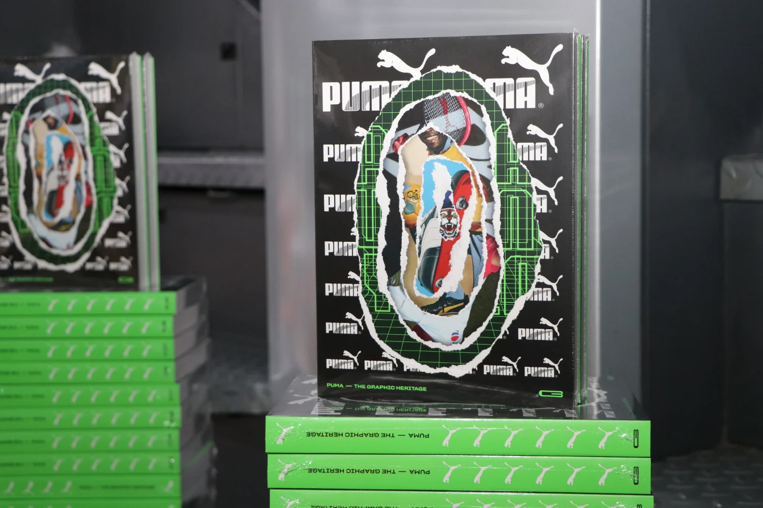 PUMA-Publikationen mit schwarzen Umschlägen und leuchtend grünen Buchrücken