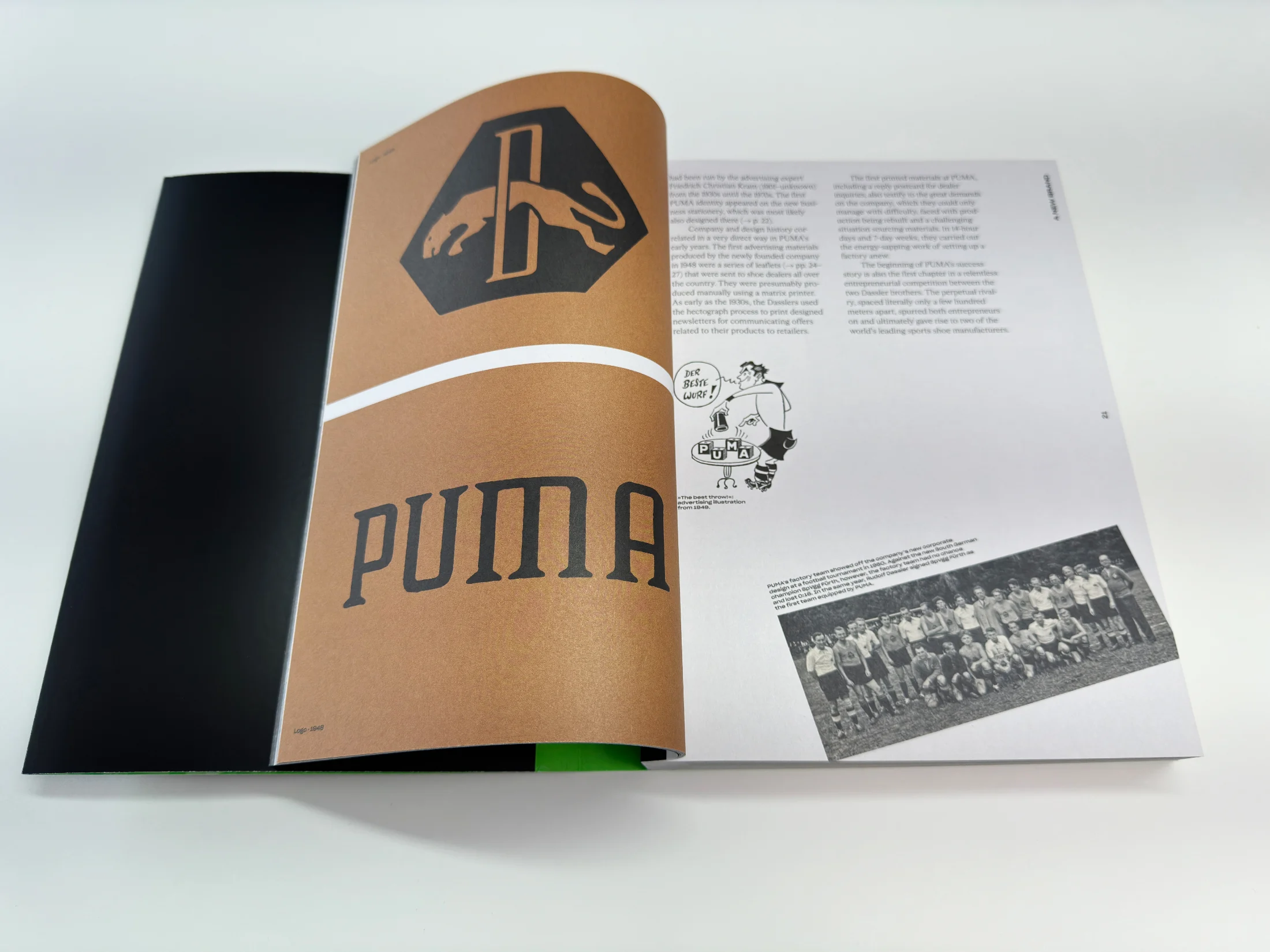 Aufgeschlagene PUMA-Publikation mit bedruckten Innenseiten und festem Umschlag