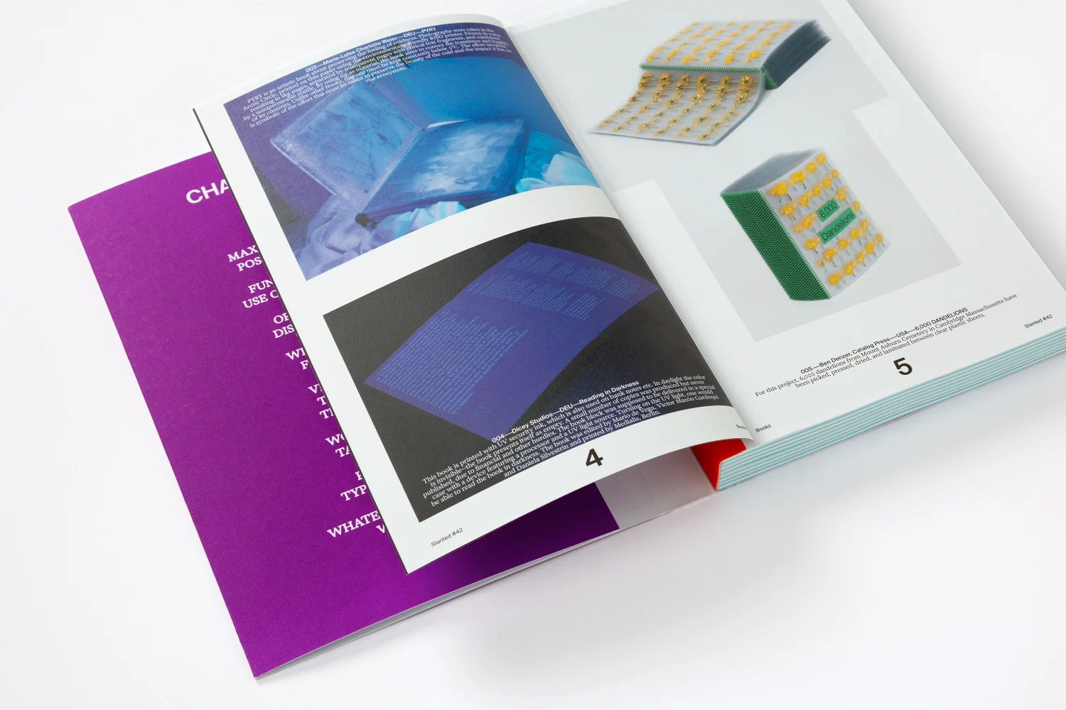 Aufgeschlagenes Slanted 42 - Books mit Buchabbildungen auf einem violetten Umschlag