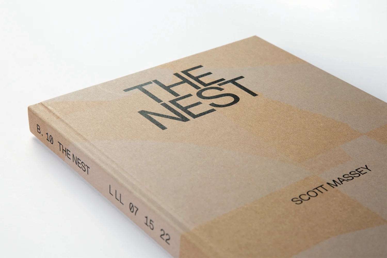 Naturfarbener Buchumschlag von The Nest mit schwarzer Typografie und dem Namen Scott Massey