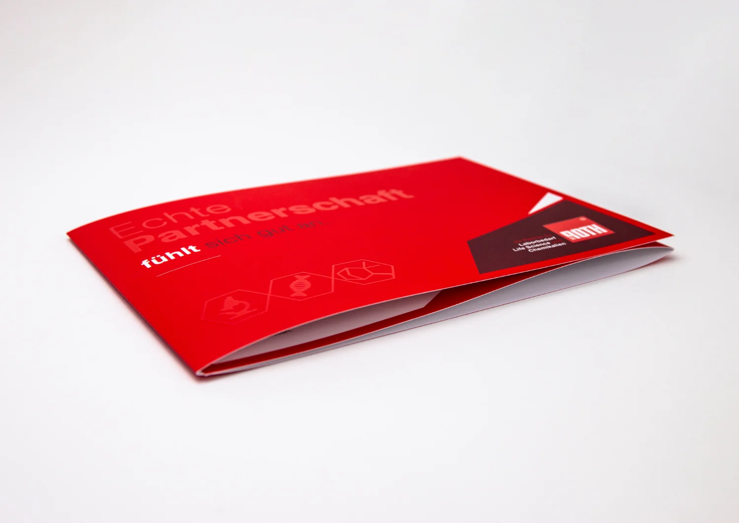 Gefaltetes rotes Carl-Roth-Mailing mit bedrucktem Umschlag