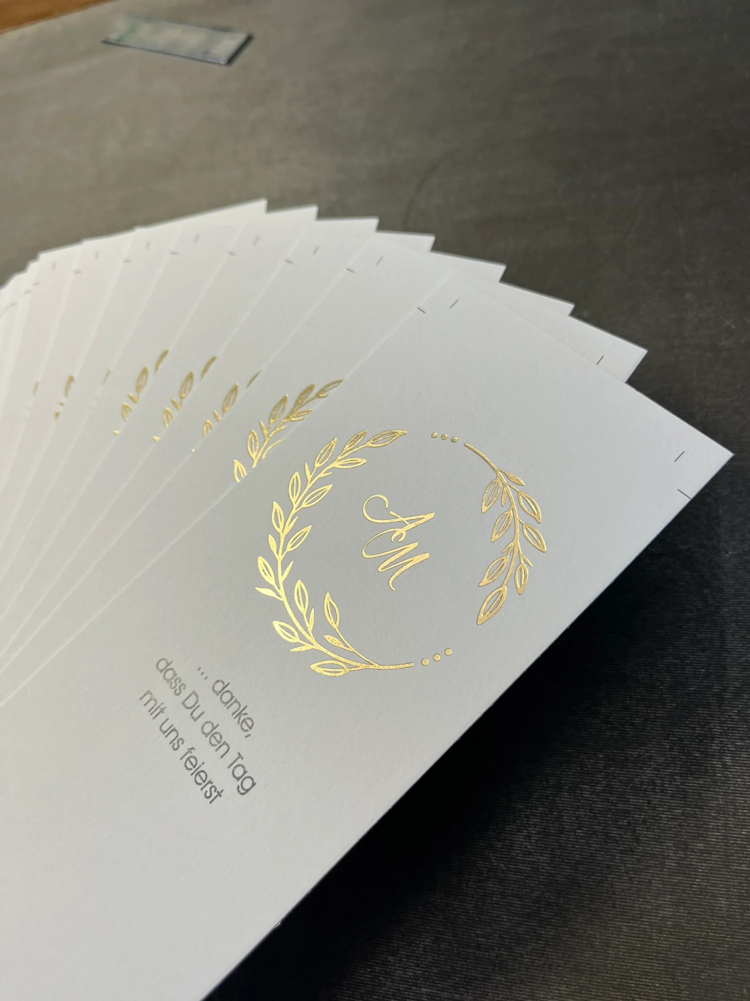 Hochzeits-Dankeskarten mit goldfarbenem AM-Monogramm und Kranzmotiv