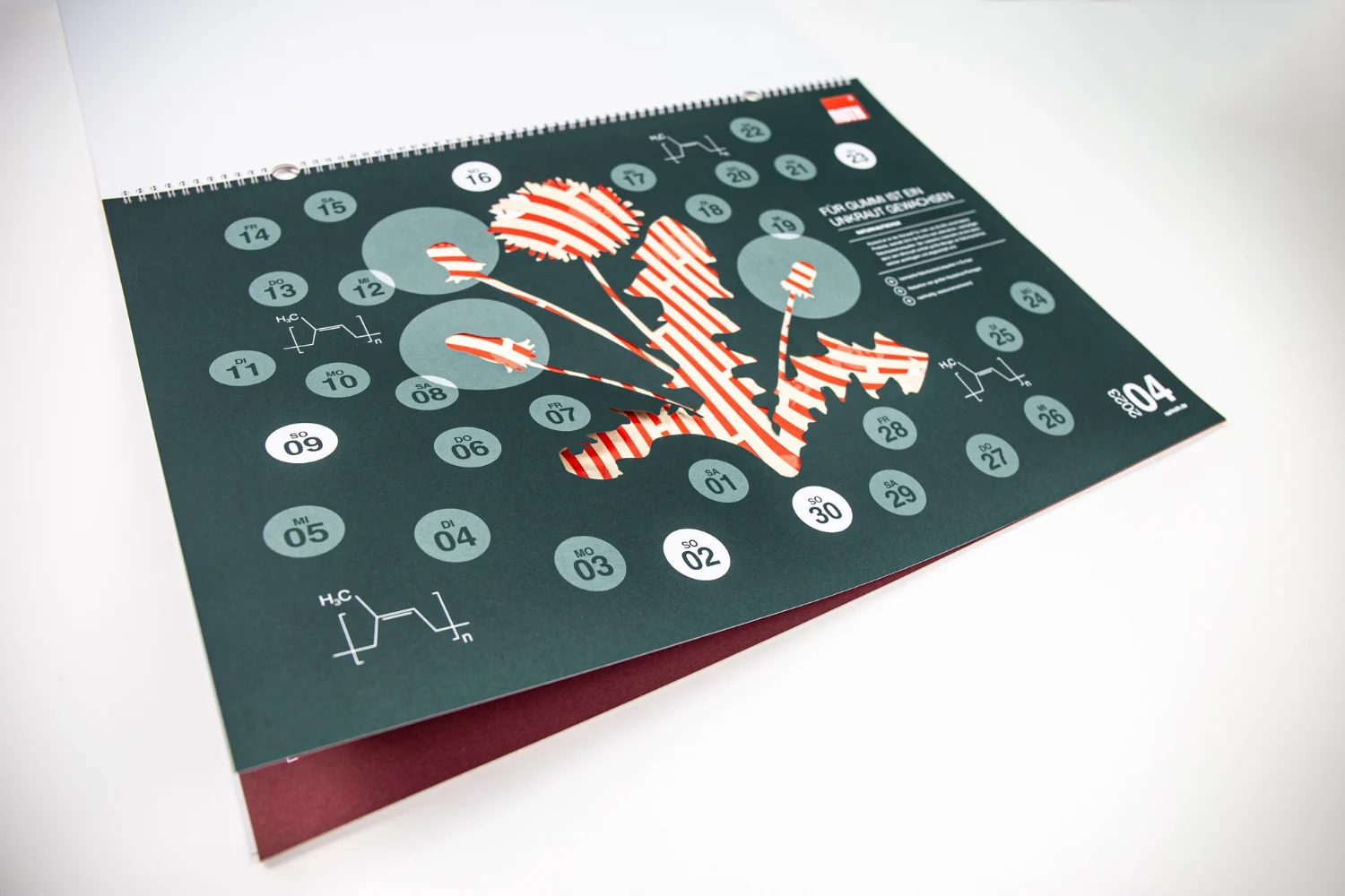 Dunkelgrüne Kalenderseite mit roter Handgrafik und weißen Illustrationen